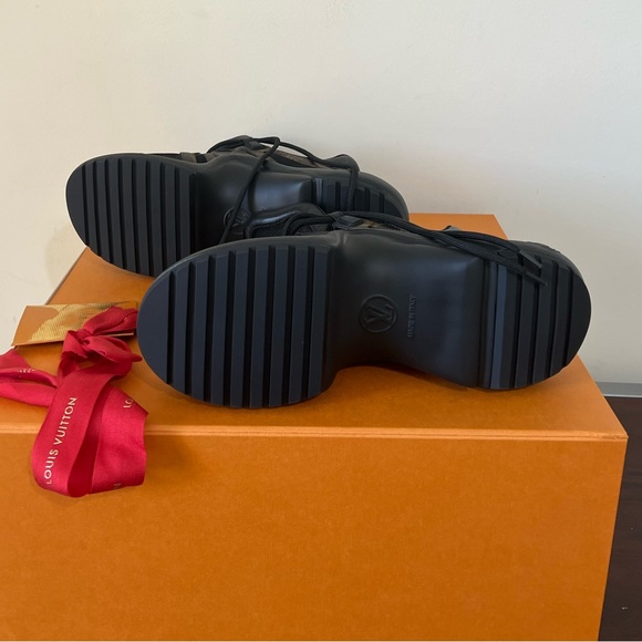 $1,230! LOUIS VUITTON ARCHLIGHT SNEAKERS - Picture 8 of 17